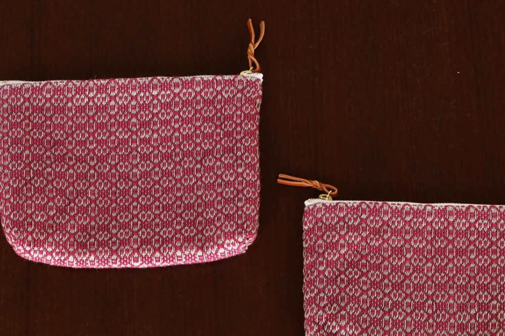 Rocca - 遠藤里枝  |  手織り布 メイクポーチ - Flower Linen Bordeaux