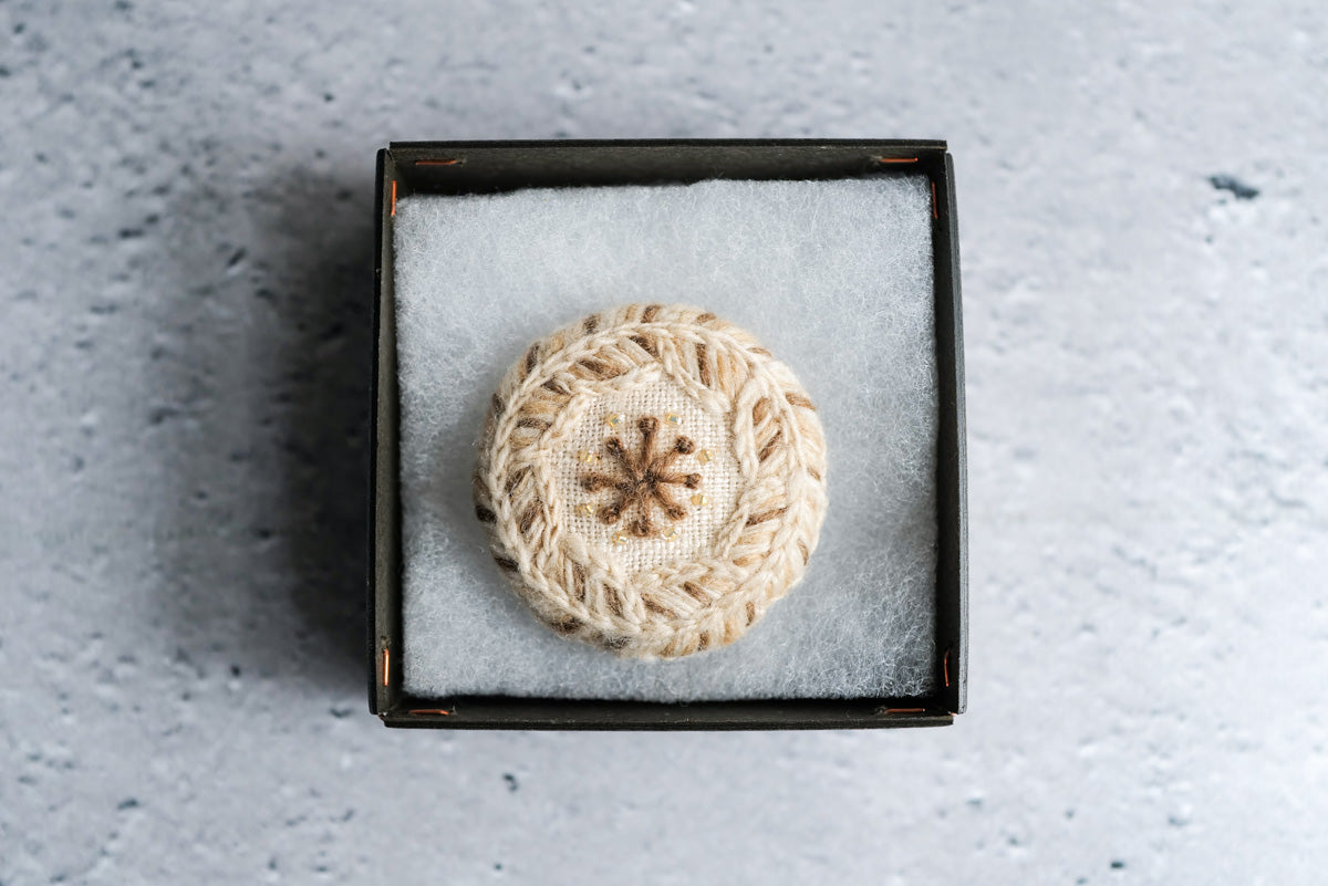 菅間岬 - soji | ウール刺繍ブローチ / honoca / herringbone