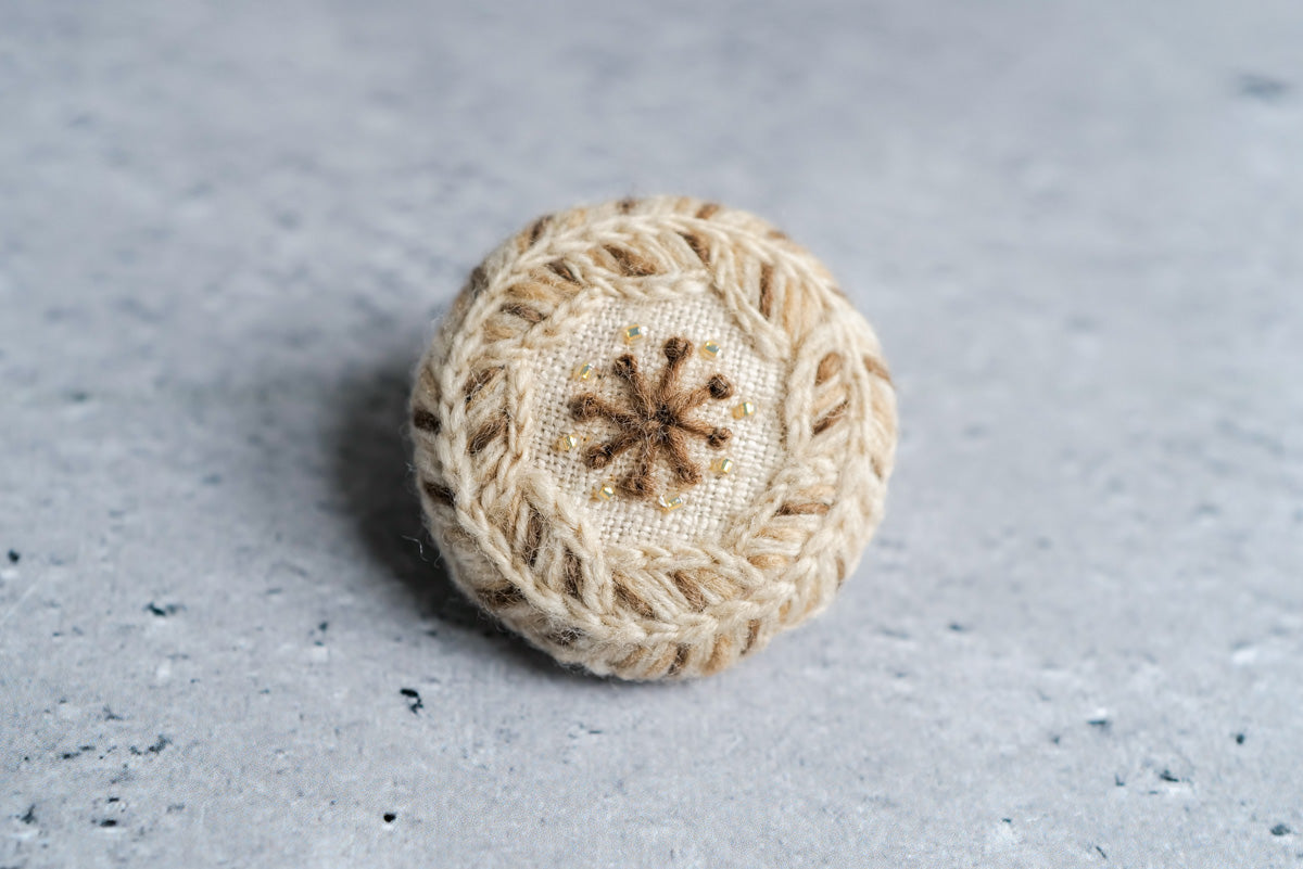 菅間岬 - soji | ウール刺繍ブローチ / honoca / herringbone