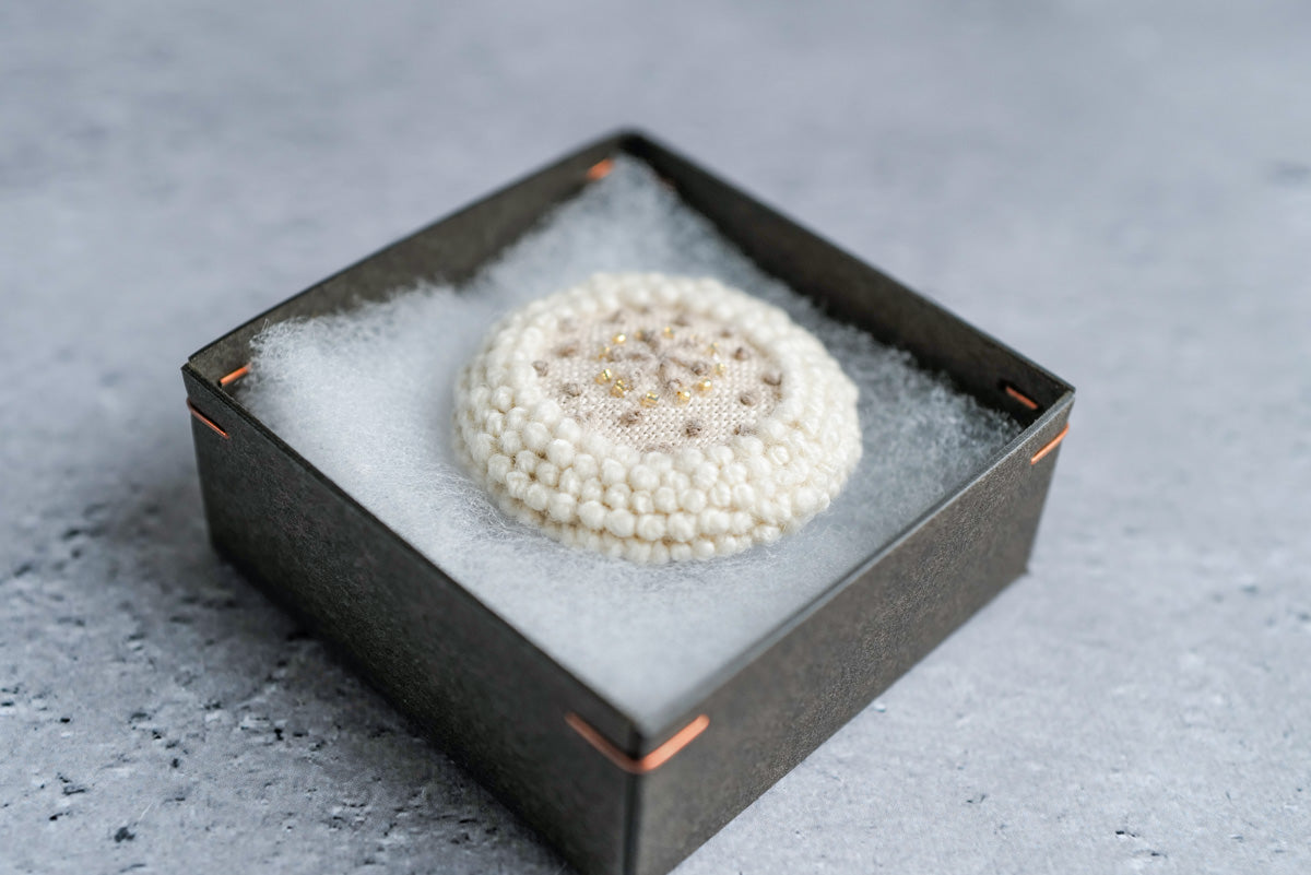 菅間岬 - soji | ウール刺繍ブローチ / honoca / snow
