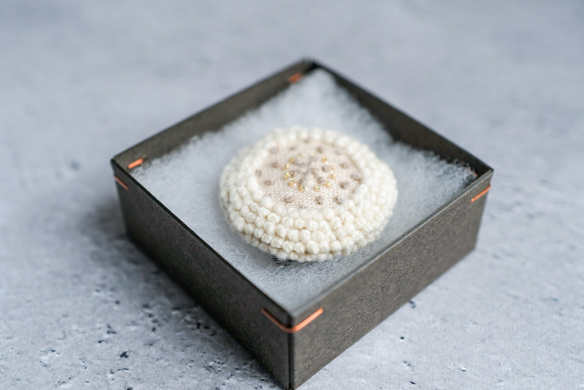 菅間岬 - soji | ウール刺繍ブローチ / honoca / snow